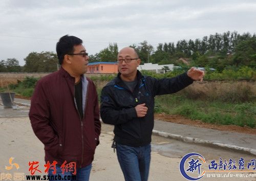 第一书记宋雪源陪同镇党委张副书记了解派驻村工作情况。