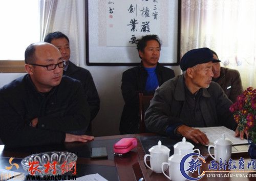 宋雪源在村务会议上。