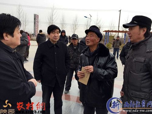 陕西日报传媒集团领导为帮扶老人送上慰问金