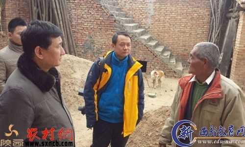 陕西农村报社社长、总编辑焦永兴（左一）到包扶对象加中了解情况。