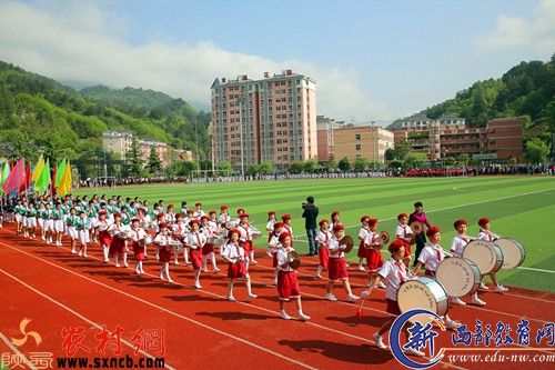 4月27日，宁陕县小学举行了第三十六届运动会。
