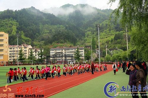 孩子们一大清早，拿着板凳来到运动场准备