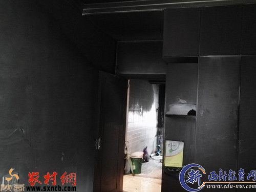 被大火烧烤的一片漆黑的卧室