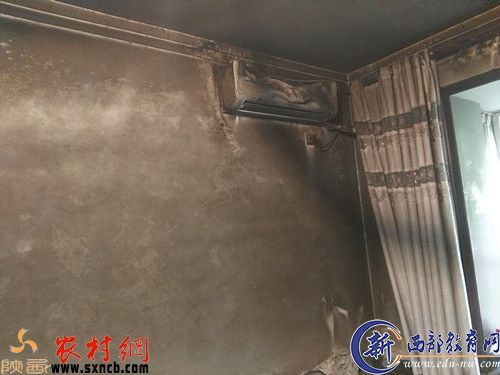 高先生卧室内的挂式空调被火烧后变形