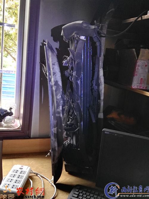 另一个卧室的挂机空调被烧坏的惨状