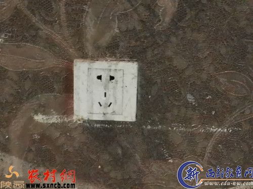 高先生向记者介绍：这是当时插海尔彩电的插座。