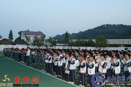 精彩处师生报以热烈的掌声，杨登武拍摄