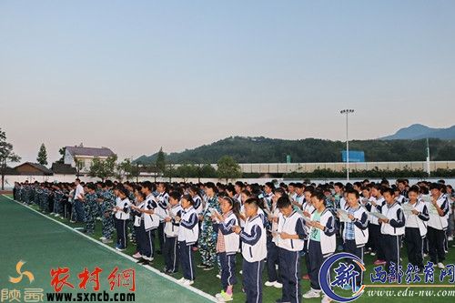 学生齐诵《汉阴赋》，杨登武拍摄