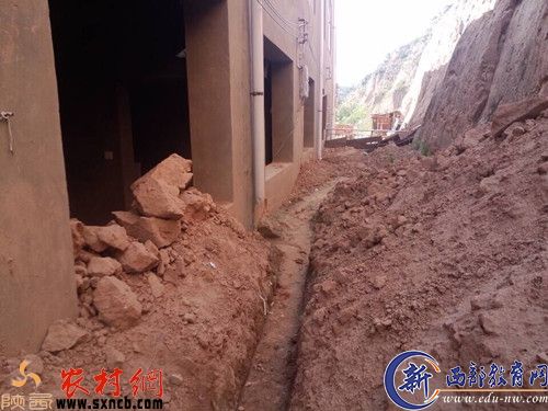 大量的黄土滑坡下来