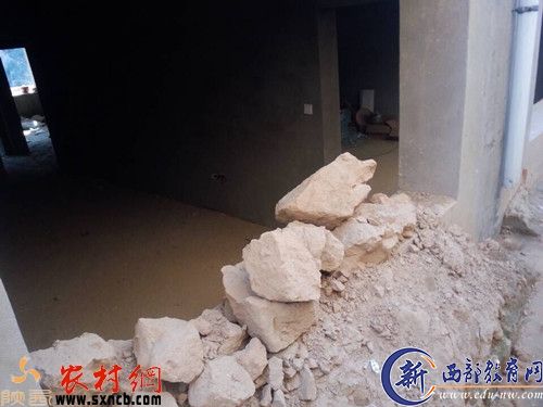 黄土已经冲进村民新房里