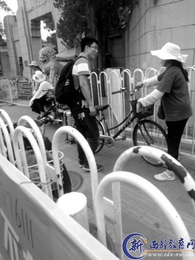 清华大学游人禁入 门前20元租单车可进校畅游