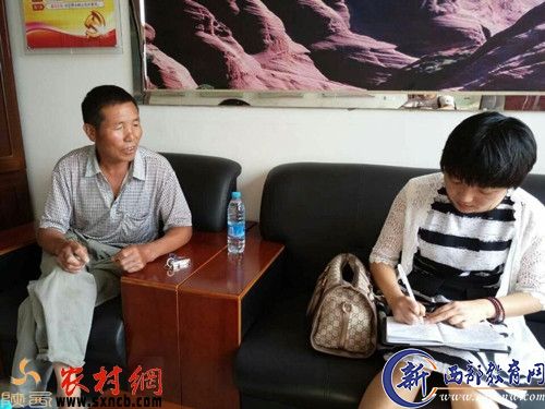 记者采访龙一村村民