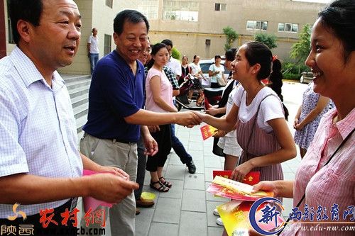 8月18日下午，合阳县有关领导为贫困学子发放助学金。
