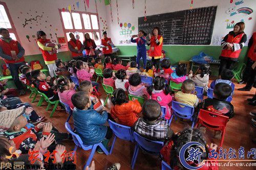 来自县城大幼儿园的爱心志愿者为孩子们教儿歌。