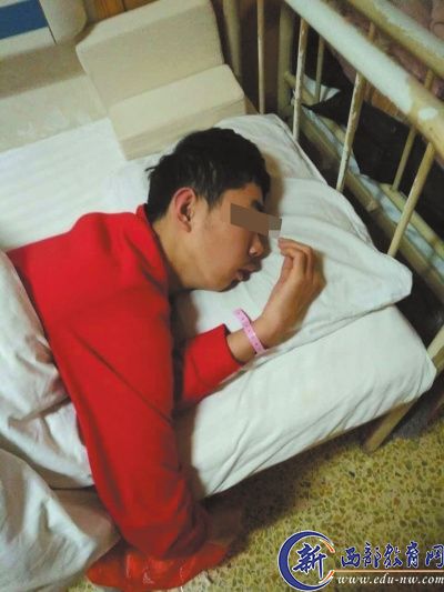 河南一中学生遭同学群殴受伤遇见校长未求助