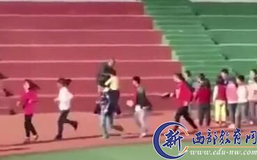 小学生喊教师绰号遭体罚：家长系同校教师