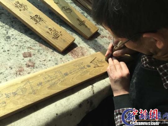 兰州民间艺人借木雕技艺复刻古老文字符号（图）
