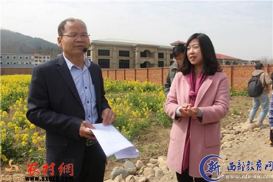 温泉镇党委书记杜丹介绍景区建设情况