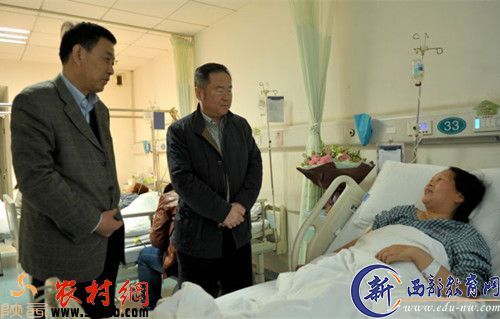 图为西安城投集团董事长张志文（中）等领导前往唐都医院看望病床上的胡秘侠。