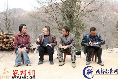 图为李澍理事长（左二）入户开展贫困户产业发展调查