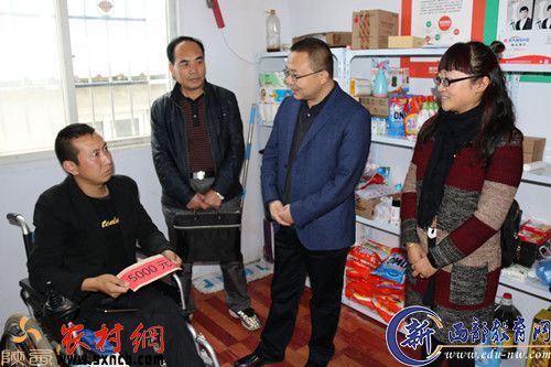 图为李澍理事长（右二）为从事农村淘宝的残疾人发放扶持资金