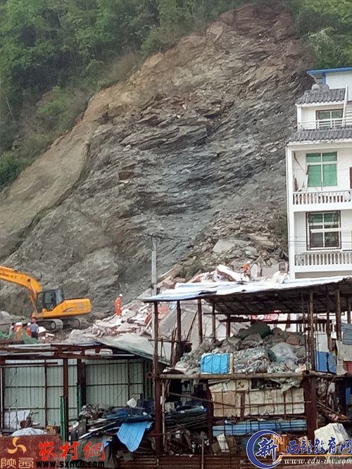 白河县茅坪镇山体滑塌现场