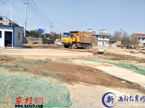 拉土车在康秦医院施工现场内