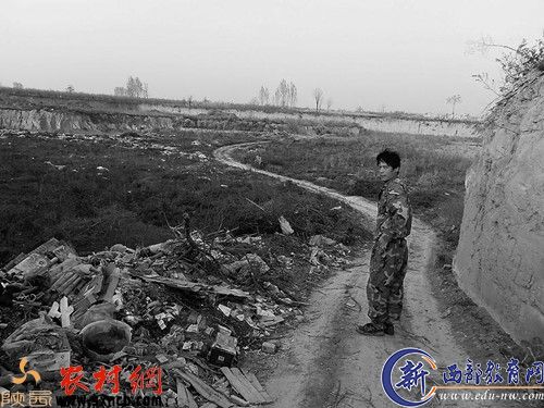 曾经的果树地，如今成了垃圾壕。