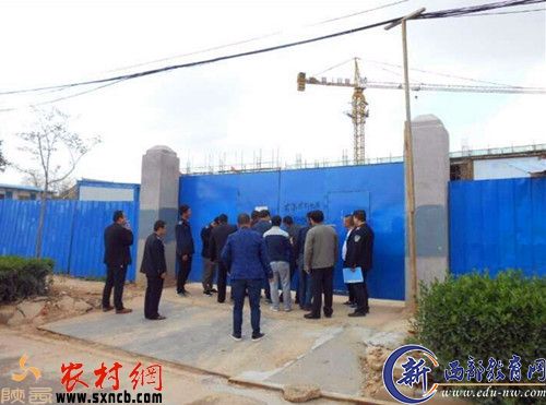 联合执法正在给康秦医院大门贴封条