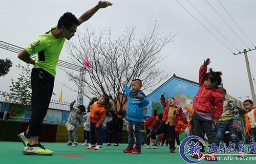 李宏基和孩子们在一起上体能课。给孩子们上体能课，李宏基的动作有时很夸张。