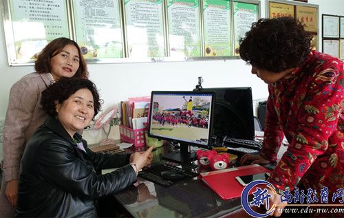 幼儿教育集团董事长聂晓茸打开电脑，展示“男阿姨”李宏基为孩子们上体能课的精彩片段。