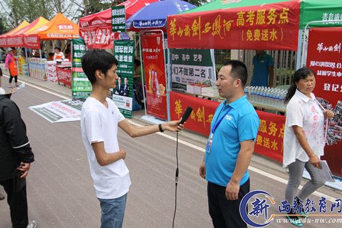 当地电视台采访华山论剑西凤酒高考现场服务点爱心工作人员。