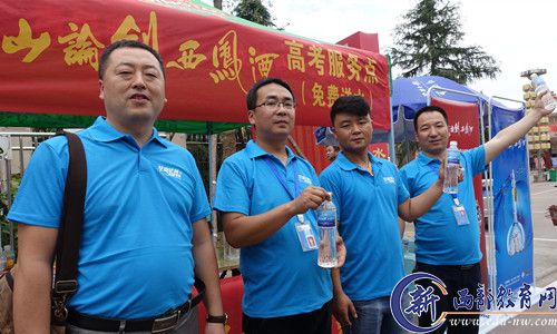 爱心团队的服装让人都感觉亮丽。