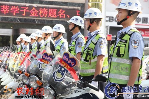 图为6月6日渭南交警临渭大队粘有“爱心护考”车贴的摩托车小分队已做好待命准备。