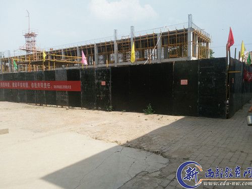 这是临渭区下邽镇中心校建筑工地周围的安全隔离带