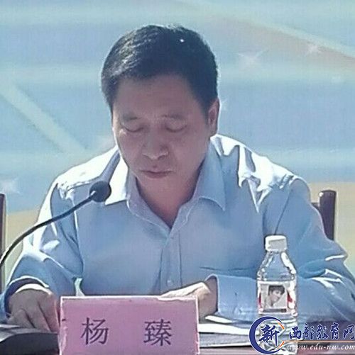 故市镇人大主席杨瑧宣读先进集体和先进教师名单