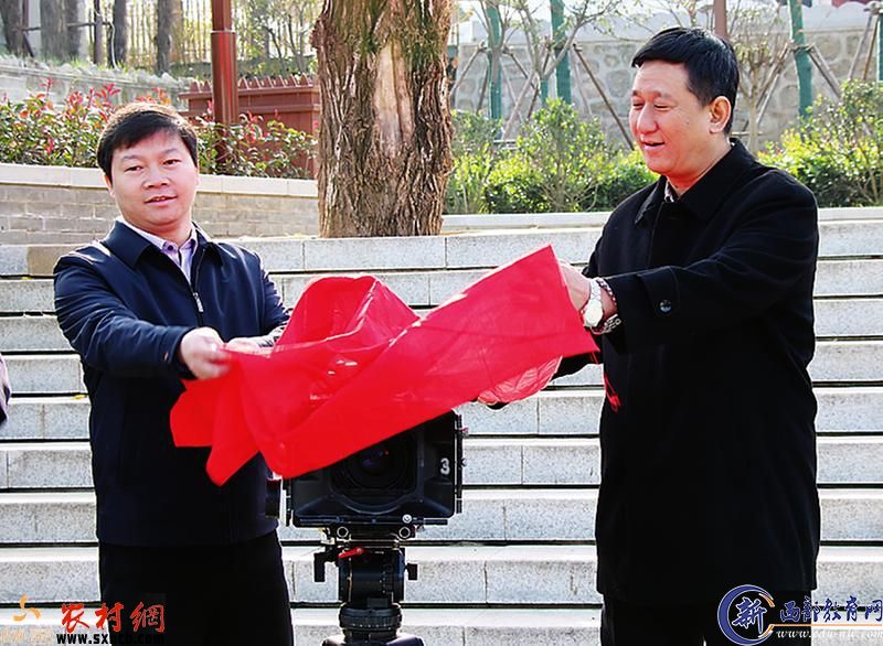 陕西农村报社社长焦永兴和西影数码基地总经理余润德为微电影揭机。
