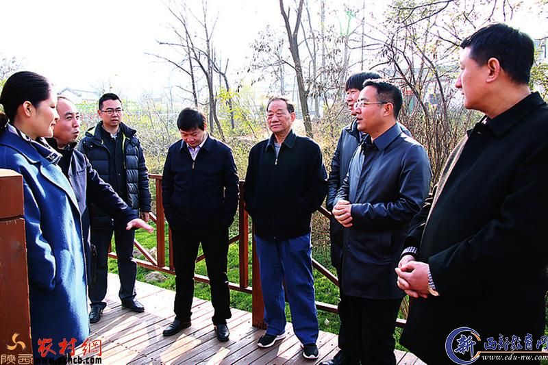 陕西农村报社副社长、陕西农村网总编辑吴武刚向来宾介绍扶贫微电影拍摄计划。