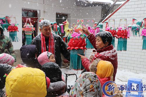 王奶奶给孩子们介绍莲花灯