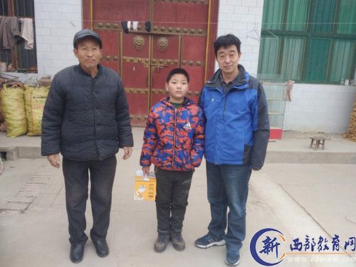 临渭区蔺店镇中心小学校长李伟校长到贫困学生家庭家访李伟校长在贫困学生家庭家访