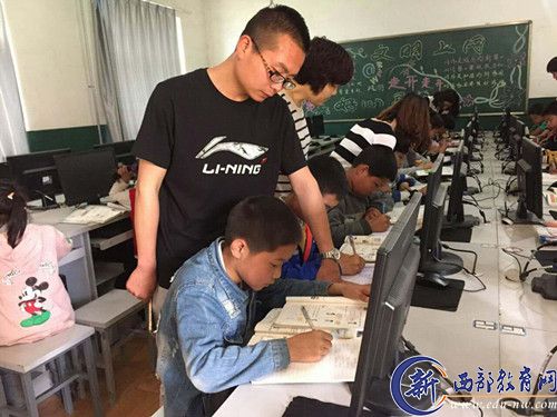 该校帮扶教师正在细心辅导贫困生的学习要点