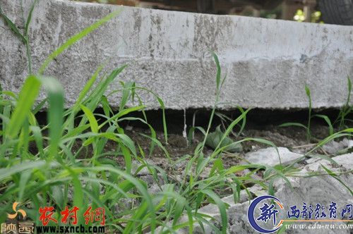 记者现场目击部分路面悬空严重
