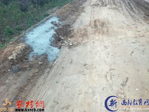 知情村民提供的当时没有经过灰土处理的路基照片