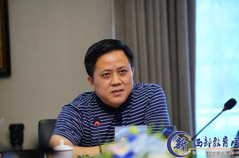 8月15日，杨家坪商圈发展研讨会在渝州宾馆举行，九龙坡区商圈主任李葭萌致辞。