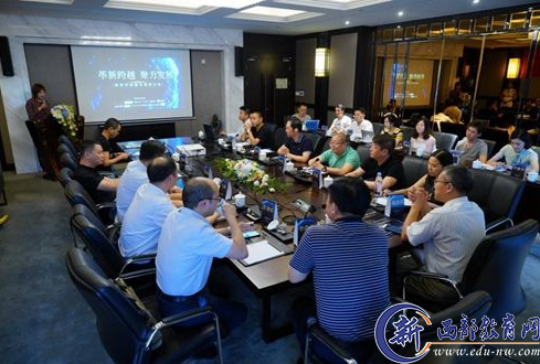 　8月15日，杨家坪商圈发展研讨会在渝州宾馆举行。专家学者、媒体大咖、商界精英等嘉宾齐聚一堂，为杨家坪商圈的美丽蝶变建言献策。