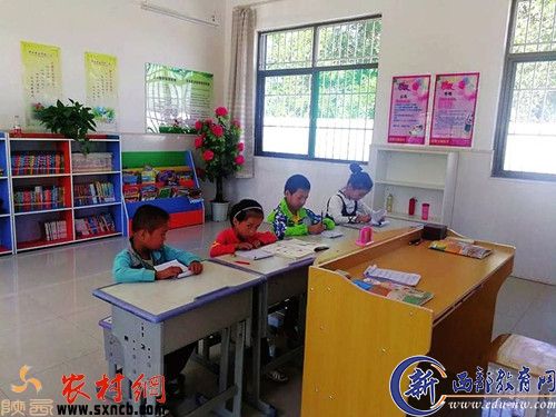 胡家窑小学的4名学生在做作业。