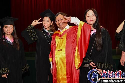 资料图：6月8日，云南大学滇池学院举行2018届毕业生毕业典礼暨学位授予仪式，院长马杰在仪式结束后被学生包围求合影。(图文无关) <a target=