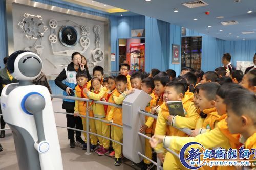 孩子们和迎宾机器人打招呼