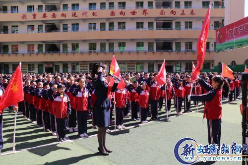  少先队员在老师的带领下庄严宣誓