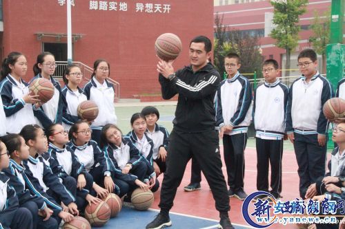 弓佳佳在给学生们上课